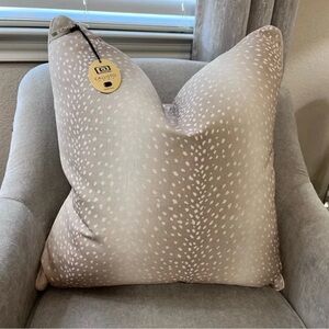 2 NEW CALLISTO / DOWN DUCK FEATHER FILLED PILLOWS

ANTELOPE PRINT